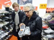 Inge (r.) und Shoppingbegleitung Christine