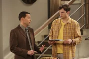 Alan (Jon Cryer, l.) ist frisch verknallt in Larrys Schwester Gretchen, während Walden (Ashton Kutcher, r.) damit fertig werden muss, dass seine Freundin Nicole für ein gutes Jobangebot die Stadt verlässt ...