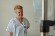 Eine Pflegefachkraft verdient in der Schweiz mehr als doppelt soviel , wie in Deutschland.