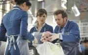 Bei der Untersuchung der Überreste eines alten Sklavenschiffes finden Cam (Tamara Taylor, li.), Brennan (Emily Deschanel) und Hodgins (T.J. Thyne) ein Skelett, das nicht in das übrige Muster passt.