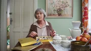 Martha Sell (Liane Düsterhöft) führt ein bescheidenes Leben. Als sie tot in ihrer Wohnung aufgefunden wird, geht man von einer natürlichen Todesursache aus.