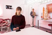 Wird Lena (Laura Berlin, l.) den Abbruch durchführen? Dr. Roithner (Antje Lewald, r.) weiß, dass Lena nicht mehr viel Zeit bleibt.