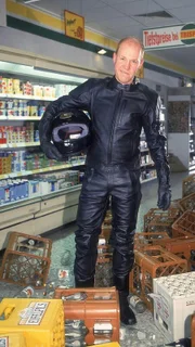 Schumann (Lutz Herkenrath) hat Ritas Rat, "männlicher" zu werden, zu ernst genommen und ist mit seinem neuen Motorrad in den Supermarkt gerauscht...