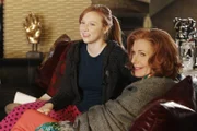 Haben sich auf ein entspanntes Wochenende gefreut, doch es kommt alles ganz anders: Alexis (Molly C. Quinn, l.) und Martha (Susan Sullivan, r.)