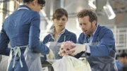 Bei der Untersuchung der Überreste eines alten Sklavenschiffes finden Cam (Tamara Taylor, l.), Brennan (Emily Deschanel) und Hodgins (T.J. Thyne) ein Skelett, das nicht in das übrige Muster passt.