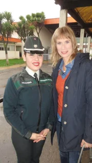 Sandra Eckardt (r.) mit der Chefin des Frauengefängnisses.