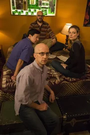 Was kann Vater und Sohn besser zu einer Versöhnung bringen als eine Partie 'Dungeons and Dragons'? Das denken sich zumindest Chang (Ken Jeong, l.), Dean Pelton (Jim Rash, vorne) und Britta (Gillian Jacobs, r.), die Professor Hickey wieder mit seinem Sohn Hank (David Cross, hinten) zusammenbringen möchten ...