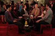 Nachdem Barney (Neil Patrick Harris, 3.v.l.) seinen Vater (John Lithgow, 3.v.r.) endlich kennengelernt hat, ist er enttäuscht, dass dieser ein richtiges Vorort-Spießerleben führt. Trotzdem lädt er ihn ein, mit ihm und Ted (Josh Radnor, l.), Marshall (Jason Segel, r.), Lily (Alyson Hannigan, 2.v.r.) und Robin (Cobie Smulders, 2.v.l.), einen draufzumachen ...