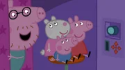 Peppa und ihre Familie besuchen ein riesiges Einkaufszentrum mit vielen verschiedenen kleinen Läden. Während Mama Wutz Frau Mümmels Wohlführloase für ihren "perfekten Tag" besucht, machen Peppa (re.) und Schorsch (mi.) gemeinsame Fotos im Fotoautomaten mit ihrer Freundin Luzie Locke (2.v.li.).