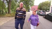 In Bremerhaven begleitet Stefan (31) seine Ex-Freundin Monika (51) derweil zu ihrer Wohnungsbesichtigung. Monika wurde vor ein paar Tagen ihre Wohnung fristlos gekündigt. Nun hat sie eine neue in Aussicht, die sie sich heute anschauen möchte.