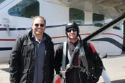 Gastgeber Josh Gates mit dem Fallschirmspringer Andy Farrington, der den Sprung von D.B. Cooper nachstellt.