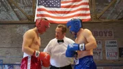 Mit Mouch (Christian Stolte, M.) als Ringrichter steigt Jimmy Borrelli (Steven R. McQueen, l.) für die Feuerwache 51 in den Ring gegen den Golden Gloves-Gewinner Antonio (Jon Seda).