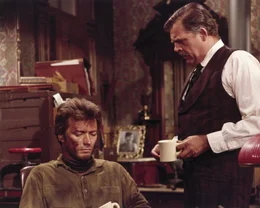 Als der oberste Richter Fenton (Pat Hingle, r.) Jed Cooper (Clint Eastwood, l.) mit der Aufgabe betreut, die Verbrecher, die ihn beinahe geh&auml;ngt h&auml;tten, dingfest zu machen, kommt ihm diese Berufung nur gelegen. Er nimmt die Verfolgung auf, um seine Peiniger zu ihrer gerechten Strafe zu f&uuml;hren - dem H&auml;ngen am Galgen!