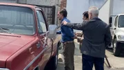 Gary Ridgway wird von zwei Detectives außerhalb seines Arbeitsplatzes verhaftet, nachdem die DNA-Probe einen Treffer ergeben hat