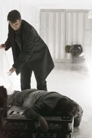 Kurz nachdem Castle (Nathan Fillion, l.) und Beckett (Stana Katic, r.) in einen Kühllaster gesperrt wurden, entdeckt Castle dort die Leiche von Jamal Alhabi (Piter Marek, vorne) ...