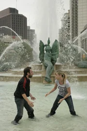 Dee (Kaitlin Olson, r.) und Charlie (Charlie Day, l.) müssen sich eingestehen, dass die Schuhe des jeweils anderen doch zu mehr Schwierigkeiten führen als erwartet ...