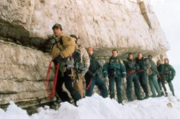 Rocky Mountains: Die Gangster zwingen den Rettungskletterer Gabe (Sylvester Stallone, v.) und sein Team, nach dem verlorenen Geld zu suchen.