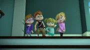 Alvin (2.v.l.) beschützt in seinem Traum als Held auch die Chipettes vor den Zombies. Jeanette, Eleanor und Brittany himmeln ihren Retter an.  +++