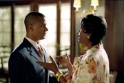 Als plötzlich Michels (Yanic Truesdale, l.) Mutter Gisele (Janet Hubert, r.) in Stars Hollow auftaucht ist er geschockt und Lorelai macht es mit einer unüberlegten Bemerkung nicht besser ...