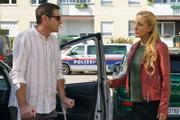 Bezirksinspektor Klaus Lechner (Andreas Kiendl) und Gruppeninspektorin Penny Lanz (Lilian Klebow) kommen am Tatort an.