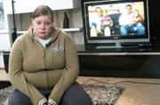 Beim Ansehen der Videobotschaft ihrer Familie wird Jasmin ganz traurig...
