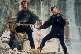 Gabe (Sylvester Stallone) und Jessie (Janine Turner) befinden sich in einer misslichen Situation..