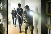 Special Agent Nina Chase (Shantel VanSanten, l.); Special Agent Tiffany Wallace (Katherine Renee Turner, Mitte)