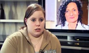Die 20-jährige Jasmin hört sich Patrizias Videobotschaft an
