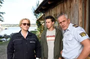 Nele Fehrenbach (Floriane Daniel, l.) und Paul Schott (Tim Wilde, r.) sollen einen eventuellen Versicherungsbetrug aufklären. Eine Yacht samt Tresor ist explodiert und im Bodensee versunken. Im Tresor soll ein wertvolles Collier liegen. Doch der Tresor ist verschwunden. Sie wollen dazu auch Tauchschulenbesitzer Jonas Pfeil befragen. Zufällig kommt Neles Sohn Niklas (Noah Calvin, M.) dazu. Er bewundert Jonas und will einen Tauchkurs bei ihm buchen.
