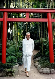Andre Heller in seinem Garten in Salo.