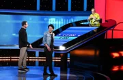 ARD GEFRAGT - GEJAGT FOLGE 756, "Alexander Bommes präsentiert beliebtes Quizformat". Moderator Alexander Bommes (l.) mit der Kandidatin Almuth Steinhoff (M.) und der Jägerin Adriane Rickel.