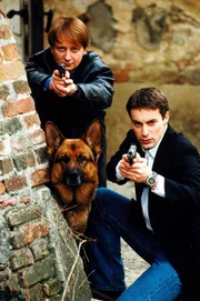 (5. & 6. Staffel) - Im Kampf gegen das Böse: Kommissar Brandtner (Gedeon Burkhard, r.), Christian Böck (Heinz Weixelbraun, l.) und der unermüdliche Gangsterjäger Rex ...