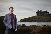 Tom Brook (Stephen Moyer) hat sich in sein Safe House zurück gezogen. Hier kann er Personen, die in Gefahr sind, Schutz bieten.