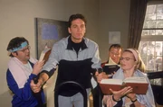 Dr. Schmidt (Walter Sittler, 2.v.li.) trainiert f&uuml;r den IQ-Test. Auch auf dem Fitnesstrainer wird er von Dr. Pfund (Alexander Schottky, li.), Dr. Borstel (Kerstin Thielemann) und Dr. Brummel (Roland Jankowsky) mit Fragen bombardiert.
