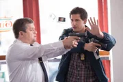 Boone (Patton Oswalt, l.); Jake Peralta (Andy Samberg, r.)