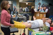Gina Linetti (Chelsea Peretti, l.); Charles Boyle (Joe Lo Truglio, r.)