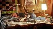 Amy (Amber Marshall) ist am Boden zerstört. Zwei Freunde sind mit einem Privatflieger abgestürzt. Noch weiß keiner, ob sie überlebt haben.