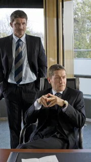 Semir vernimmt den Geschäftsführer der Stark AG, Dr. Wortmann (Udo Schenk, re.) und den Marketingdirektor, Axel Sturm (Andreas Brucker). Tragen sie die Verantwortung für die Morde?