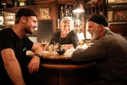 Frank van Dijk (Niklas Osterloh, li.) und sein Vater Ruben (Richard Gonlag, re.) sitzen bei Helga (Antje Lewald, mi.).