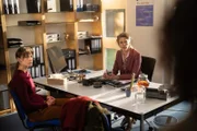 Lena (Laura Berlin, l.) ist dankbar über die Störung ihres Gesprächs mit Beraterin Bettina (Tina Seydel, r.).