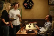 Können Dee (Kaitlin Olson, l.) und Dennis (Glenn Howerton, M.) Lyle Kormans (Fisher Stevens, r.) zu einem neuen Artikel zwingen?