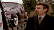 Val Giraldi (Martin Evans) sammelt Oldtimer. Sein ganzer Stolz ist ein kürzlich erworbener 1940er Packard. Doch mit dem Wagen gehen seltsame Dinge vor.