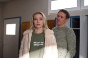 Jessy (Farina Flebbe, l.) hat sich in Piet Wellbrook (Peter Fieseler, r.) verliebt. Sie ahnt, dass sie unter diesen Umständen nicht mit ihm weiterarbeiten kann.