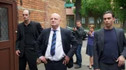 Immer wieder werden die Ermittlungen durch Benno Graberts (Christian Redl, M.) Auftauchen erschwert, der sich wie eine Klette an die Fersen der Polizei, Sven Herzog (Michael Härle, hinten l.), Katrin Börensen (Claudia Schmutzler, hinten r.), geheftet hat. Schwarz (Eckhard Greiner, l.) und Roth (Hagen Geburzi, r.) scheinen Mitläufer als Leibwächter von Benno Grabert zu sein.