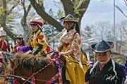 YKostümtechnisch ist beim Sakura-Turnier erlaubt, was gefällt. Hauptsache es sieht aus wie ein traditioneller Kimono, in dem auch schon die Samurai den Göttern ihr Können gezeigt haben.