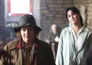 Vera Stanhope (Brenda Blethyn, l.); Bev MacDonald (Elizabeth Carling, r.)