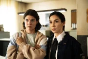 Die Roths werden in die Wache geführt und voneinander getrennt. Arda Turan (Yasemin Cetinkaya, re.) kümmert sich um Anna Roth (Maike Johanna Reuter, li.), während deren Bruder in den Vernehmungsraum gebracht wird.