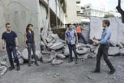 Erdbeben auf Hawaii: Als MacGyver und Jack bei der Bergung von Wissenschaftlern aus einem einsturzgefährdeten Gebäude helfen wollen, lernen sie Kono und Chin von Hawaii-Five-0 kennen. Doch wie sich herausstellt, befinden sich in dem Gebäude nicht nur die Forscher, sondern auch ein Killerkommando ...