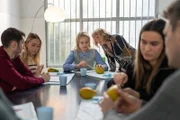 Zu einem Papaya-Seminar bei Dr. Roithner (Antje Lewald, 3.v.r.) sagt Tina (Luise von Finckh, 3.v.l.) nicht nein.