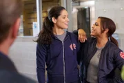 Stella Kid (Miranda Rae Mayo, l.), Gabriela Dawson (Monica Raymund)  Die Verwendung des sendungsbezogenen Materials ist nur mit dem Hinweis und Verlinkung auf RTL+ gestattet.